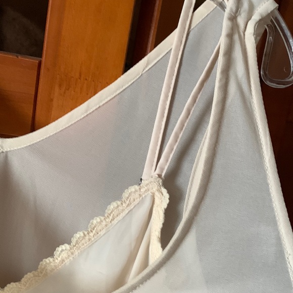 Decorative Lace Neckline Sheath Under Hi Lo Sleeveless Dress - Picture 3 of 8